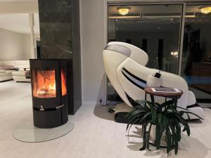 Posezení v ubytování Just Like Home Bed & Spa Porsgrunn