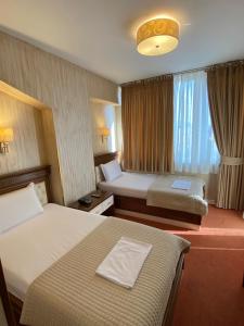 Katil atau katil-katil dalam bilik di Rozafa Hotel