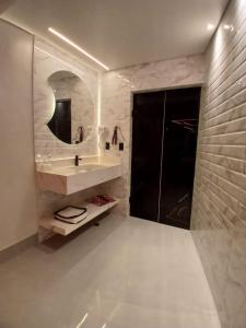 a bathroom with a sink and a mirror at Vem Para o - Motel Marselha 3 in Sao Paulo