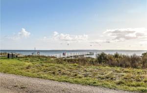 HesselagerにあるTwo-Bedroom Holiday Home In Hesselagerの桟橋を歩く人々のいる浜 +20枚の写真