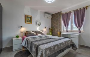 Posteľ alebo postele v izbe v ubytovaní Amazing Home In Volme With Jacuzzi + 35 fotografií