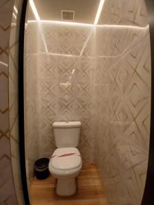 a bathroom with a white toilet in a room at Vem Para o - Motel Marselha 4 in Sao Paulo