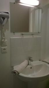 勒法韋的住宿－泰布洛門酒店，一间带水槽和镜子的浴室