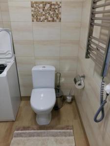 baño con aseo blanco y teléfono en Apartment with private entrance, en Šilutė