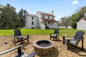 twee stoelen en een vuurplaats voor een huis bij Historic Farmhouse Mansion with 8 working fireplaces in Bowling Green