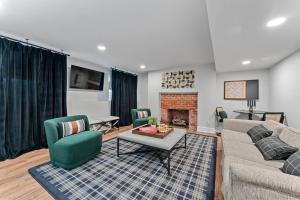 een woonkamer met een bank en een open haard bij Historic Farmhouse Mansion with 8 working fireplaces in Bowling Green