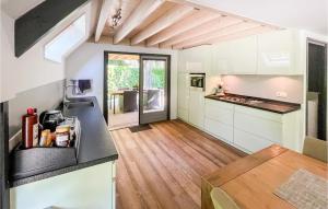 Dapur atau dapur kecil di Nice Home In Meijel With Wifi