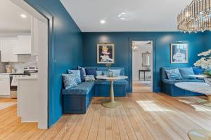 een blauwe woonkamer met een bank en een tafel bij Historic Farmhouse Mansion with 8 working fireplaces in Bowling Green