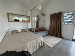 una camera da letto con un letto grande e un divano di 4BlessingsCuracao1 a Willemstad