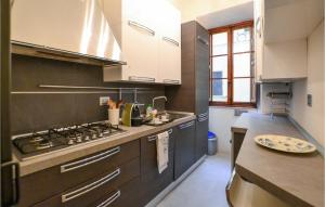 Η κουζίνα ή μικρή κουζίνα στο 2 Bedroom Nice Apartment In Arezzo
