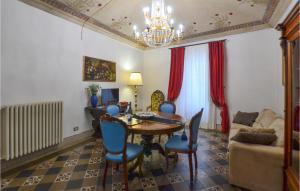 Χώρος καθιστικού στο 2 Bedroom Nice Apartment In Arezzo