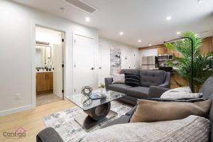 Posezení v ubytování The Jasper, AC, 4 BD, Sleeps 8, Near DT & WEM!