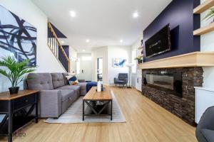 TV a/nebo společenská místnost v ubytování The Jasper, AC, 4 BD, Sleeps 8, Near DT & WEM!