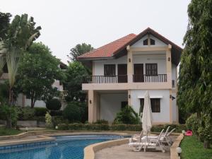 een villa met een zwembad en een huis bij Baan Jasmin Village in Choeng Mon Beach
