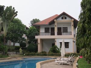 Πισίνα στο ή κοντά στο Baan Jasmin Village