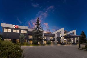 a large building with a tree in front of it at Best Western Plus Mont-Laurier in Mont-Laurier