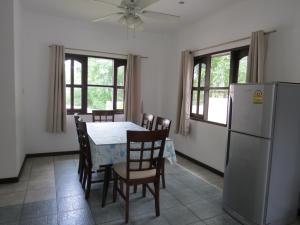 Η κουζίνα ή μικρή κουζίνα στο Baan Jasmin Village
