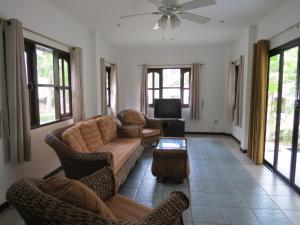 Ruang duduk di Baan Jasmin Village