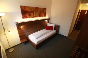Postel nebo postele na pokoji v ubytování Hotel Fabrik Vösendorf