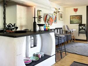 Ruang duduk di 4 star holiday home in LJUSFALLSHAMMAR