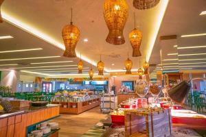 un restaurant avec de nombreuses lumières suspendues au plafond dans l'établissement Olimpia Enjoy resort, à Olímpia