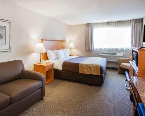 Giường trong phòng chung tại Quality Inn Kirkland