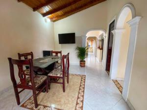 TV a/nebo společenská místnost v ubytování Central y Cómoda casa San Rafael Wifi y Balcón
