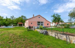 Zahrada ubytování Three-Bedroom Holiday Home In Neoric
