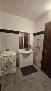 a bathroom with a sink and a mirror at Aria Casa Vacanza in Casalmaggiore
