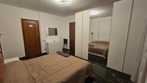 a small room with two beds and a mirror at Aria Casa Vacanza in Casalmaggiore