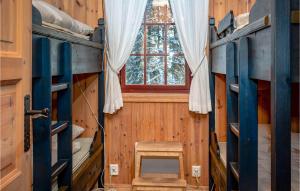 Palanda nebo palandy na pokoji v ubytování Cozy Home In Lillehammer With Sauna