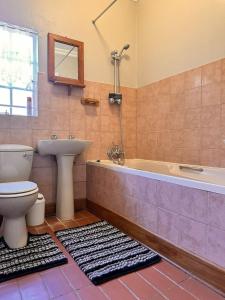 Koupelna v ubytování Farm stay at Fennel Cottage on Haldon Estate