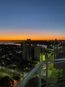Blick auf eine Stadt bei Sonnenuntergang von einem Gebäude aus in der Unterkunft Departamento en Santa Fe capital in Vuelta del Paraguayo