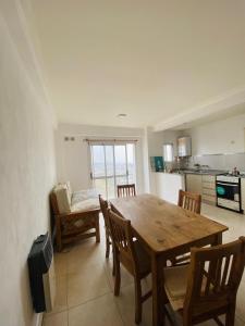 ein Esszimmer mit einem Holztisch und Stühlen in der Unterkunft Departamento en Santa Fe capital in Vuelta del Paraguayo + 4 Fotos