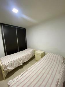 Zimmer mit 2 Betten in einem Zimmer mit Bettröcken in der Unterkunft Departamento en Santa Fe capital in Vuelta del Paraguayo
