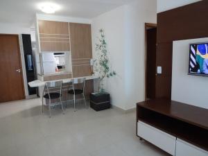 eine Küche mit Tisch und Stühlen in einem Zimmer in der Unterkunft Cittá Por do sol Familia Shopping e Parque in Brasilia