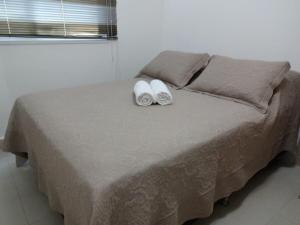 ein Bett mit zwei Handtüchern darauf in der Unterkunft Cittá Por do sol Familia Shopping e Parque in Brasilia