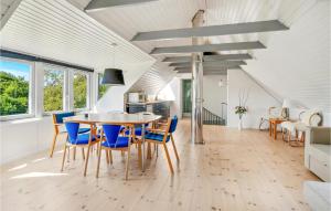 Posezení v ubytování Stunning Home In Sejerø With Kitchen