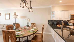 Una cocina y un comedor con mesa y sillas. en Neptunes Penthouse by Last Key Realty, en Key West