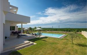 une maison avec une piscine dans la cour dans l'établissement Villa Eleonora, à Poreč