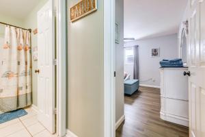 Ένα μπάνιο στο Walkable Couples Retreat in North Myrtle Beach! +16 φωτογραφίες