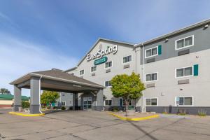 Una representación de un hotel con estacionamiento. en EverSpring Suites, en Bismarck