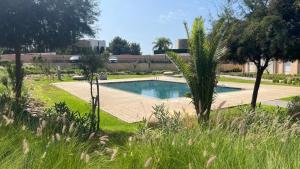 Bazén v ubytování Strandwohnung mit Ausblick, Terrasse & Pool nebo v jeho okolí