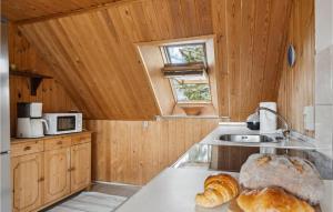 Kuchyň nebo kuchyňský kout v ubytování Nice Apartment In Bindslev With Wifi