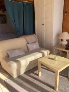 萨莱切Grand Studio cosy的客厅里有一张沙发和一张桌子。