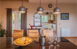 Kuchyňa alebo kuchynka v ubytovaní Three-Bedroom Holiday Home In Grubine