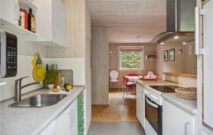 eine Küche mit einem Waschbecken und einem Esszimmer in der Unterkunft Holiday Home Hc Møllersvej Nexø in Bedegård