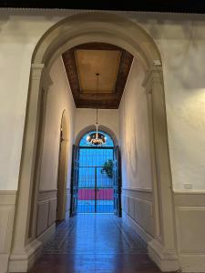 un pasillo con un arco en un edificio en Hostal VELVET PLAZA, en Santa Ana