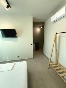 Μια τηλεόραση ή/και κέντρο ψυχαγωγίας στο STAY-FIVE Modern Central Studios Self Check-in & Fast Wi-Fi