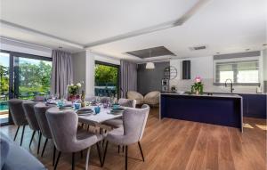 a dining room with a table and chairs and a kitchen at Beautiful Home In Opric With Wifi in Opric